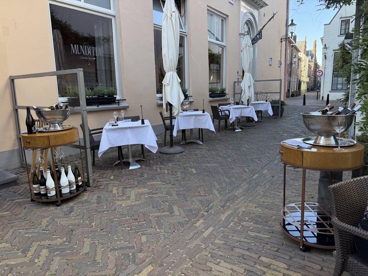 Munditia: inviting terrace and professional atmosphere