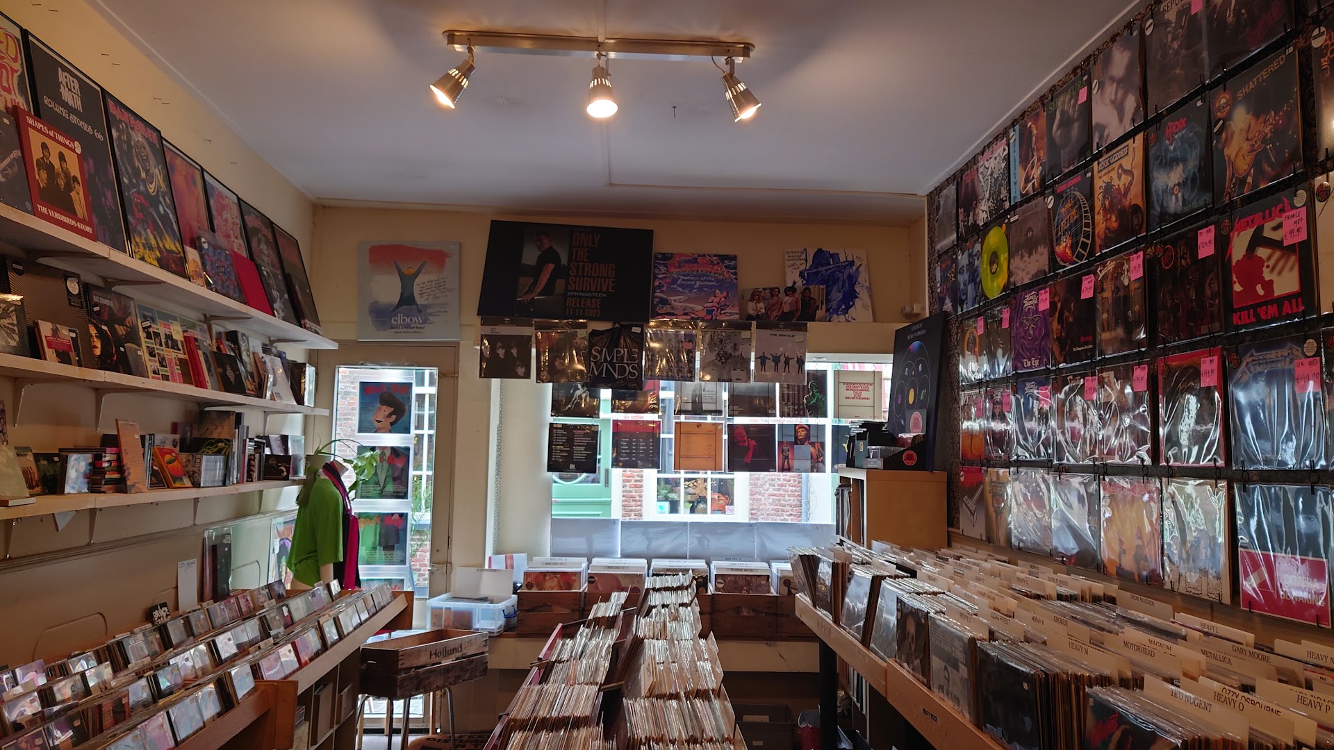 Platenbeer: clear view of shop interior
