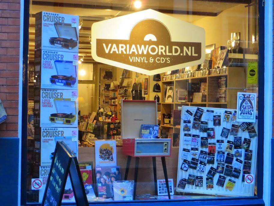 Platenbeer: clear storefront showing shop products