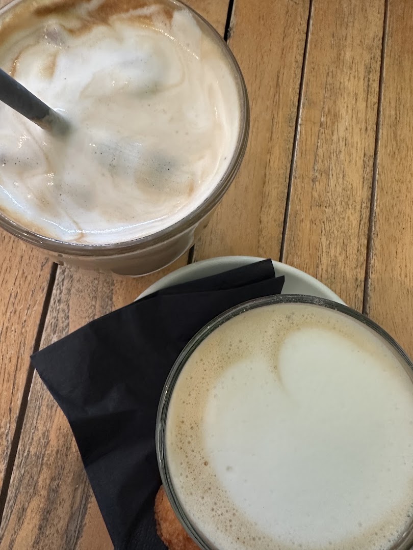Koffiebar Nero: appealing coffee and breakfast setting