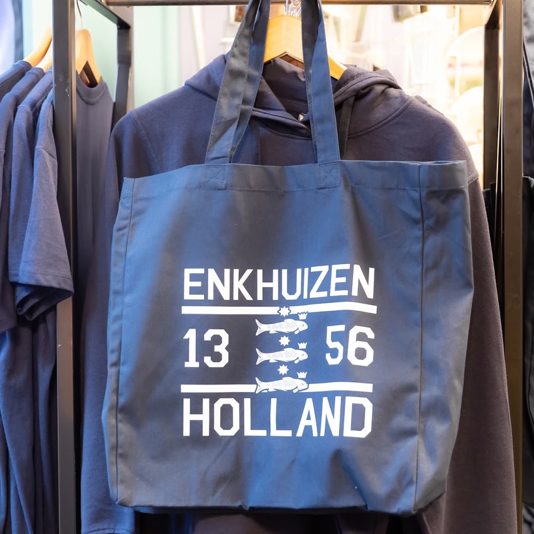 Nieuwsgierig Aagje van Enkhuizen: clear product photo of merchandise