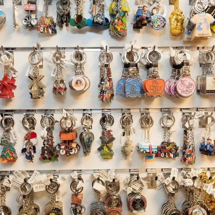 Nieuwsgierig Aagje van Enkhuizen: clear display of shop products