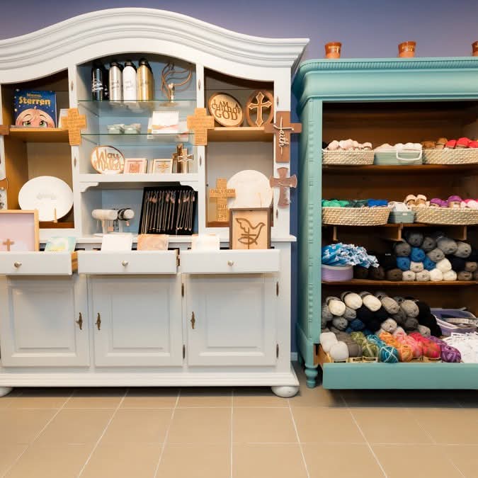 Nieuwsgierig Aagje van Enkhuizen: clear display of shop products