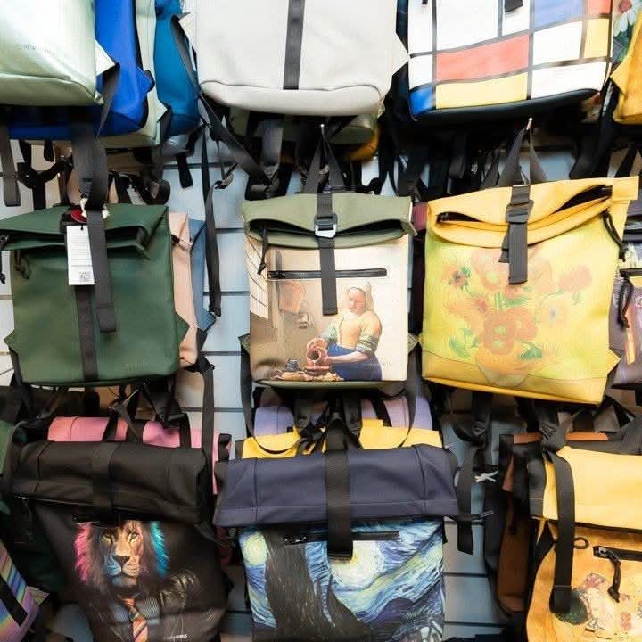 Nieuwsgierig Aagje van Enkhuizen: clear display of shop products