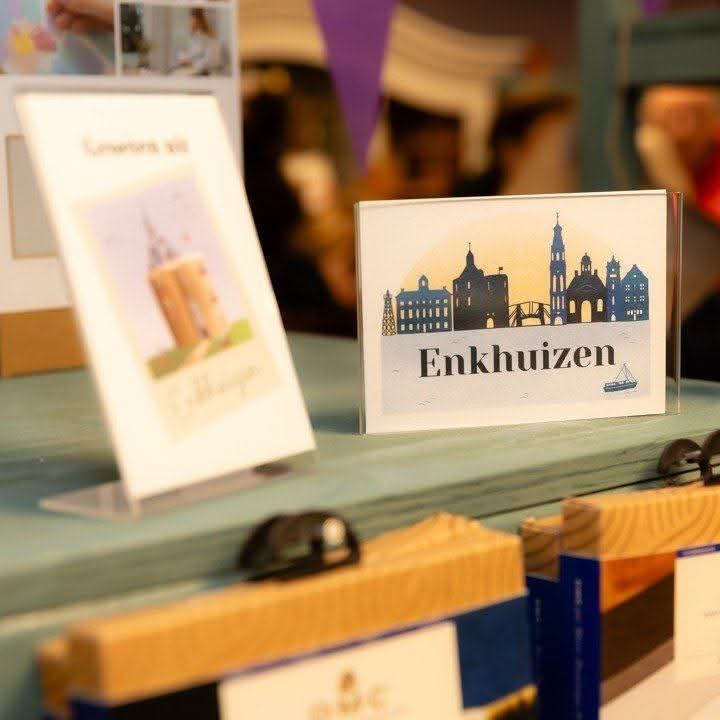 Nieuwsgierig Aagje van Enkhuizen: clear display of shop products