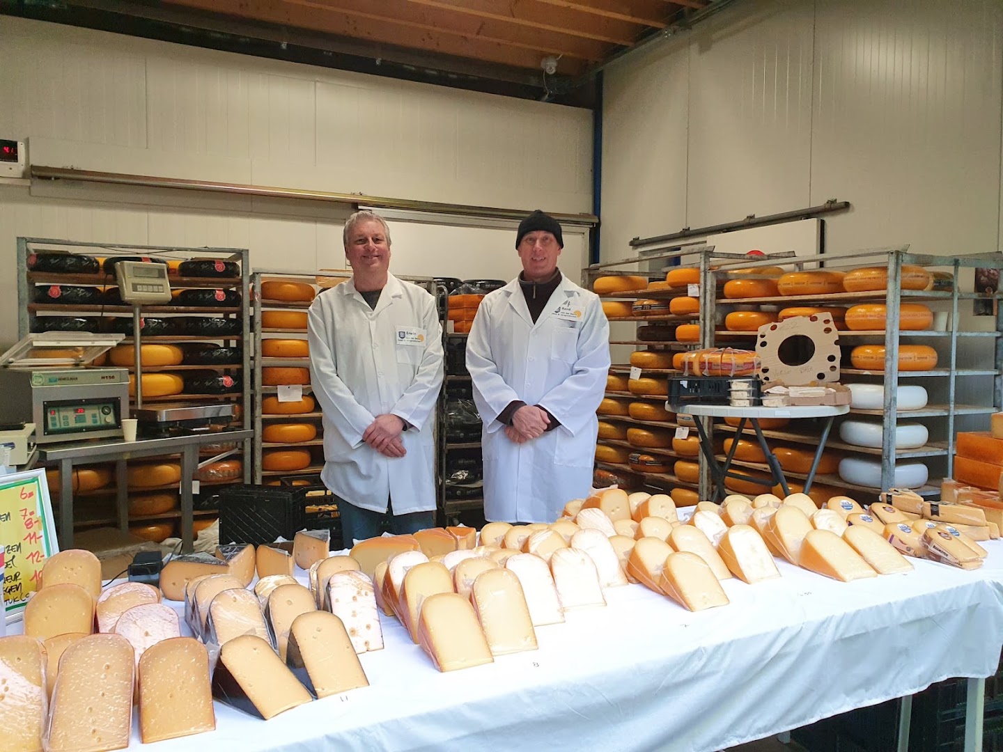 Oud-Enkhuizen Kaas: professional staff and product display