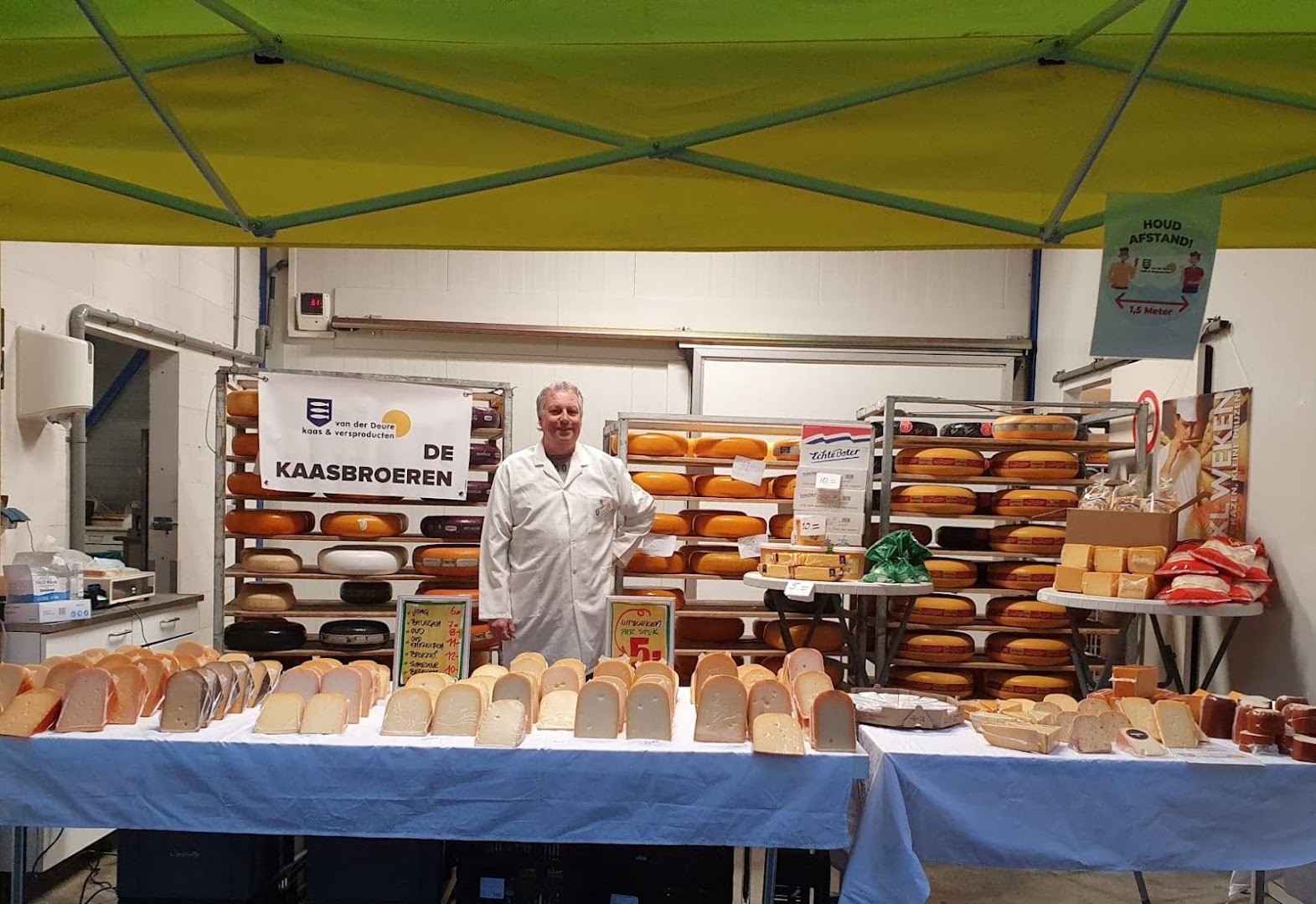 Oud-Enkhuizen Kaas: clear display of shop products
