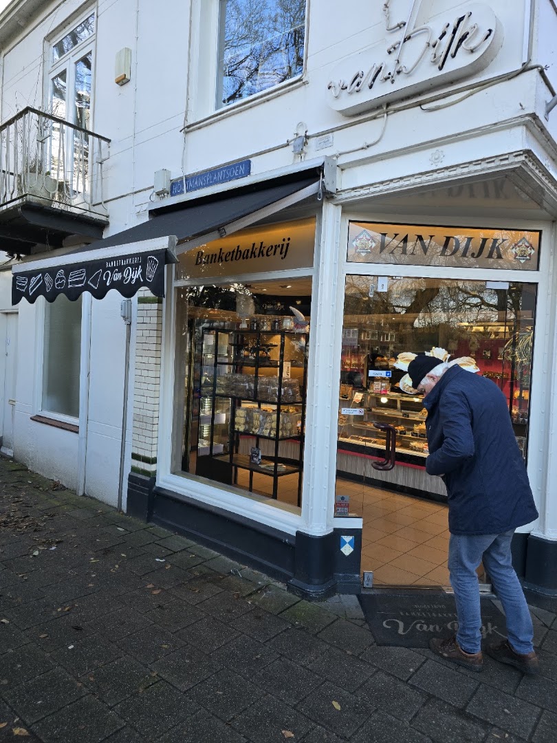 Banketbakkerij Van Dijk: clear storefront photo of shop