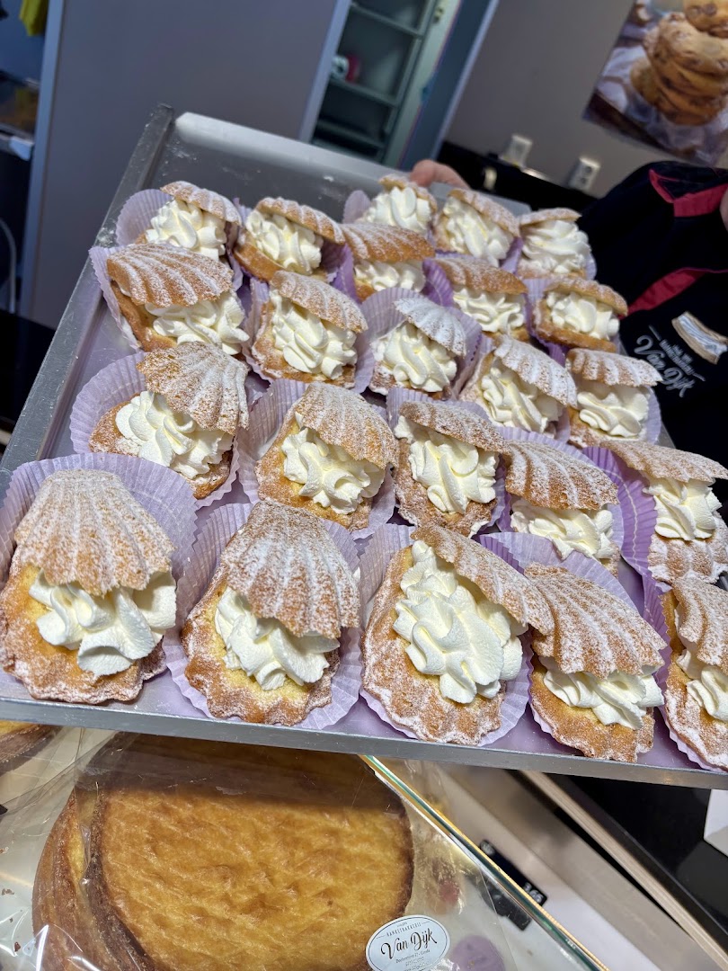 Banketbakkerij Van Dijk: appetizing display of fresh pastries