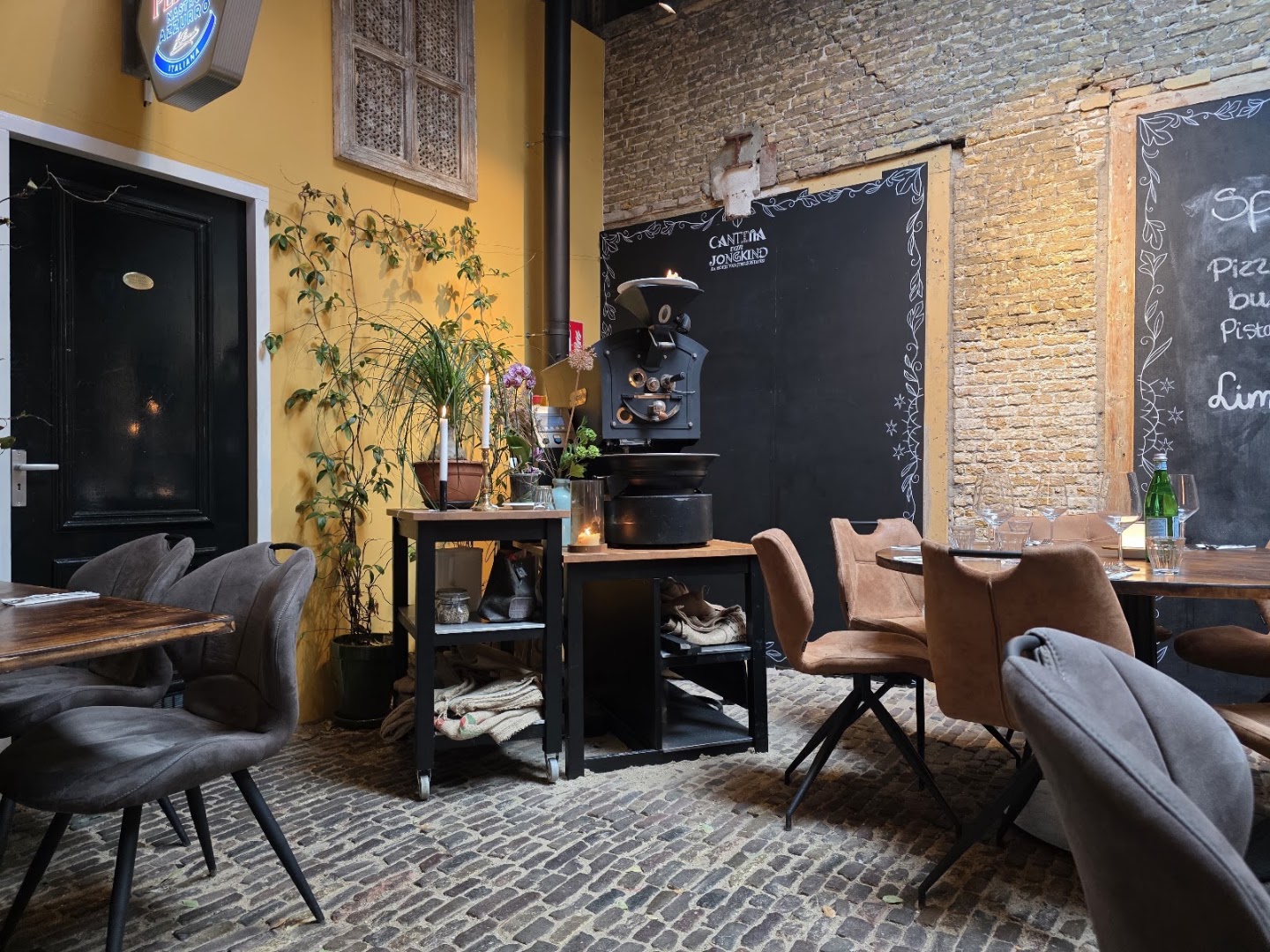 Cantina van Jongkind: inviting and atmospheric interior shot