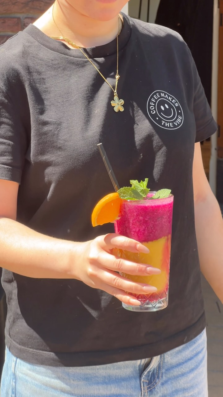 Barista Cafe Groningen: appetizing drink photo with staff