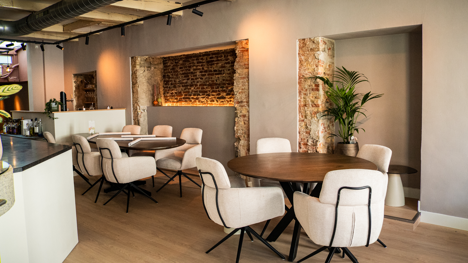 Restaurant Luwte: professional interior shot of restaurant