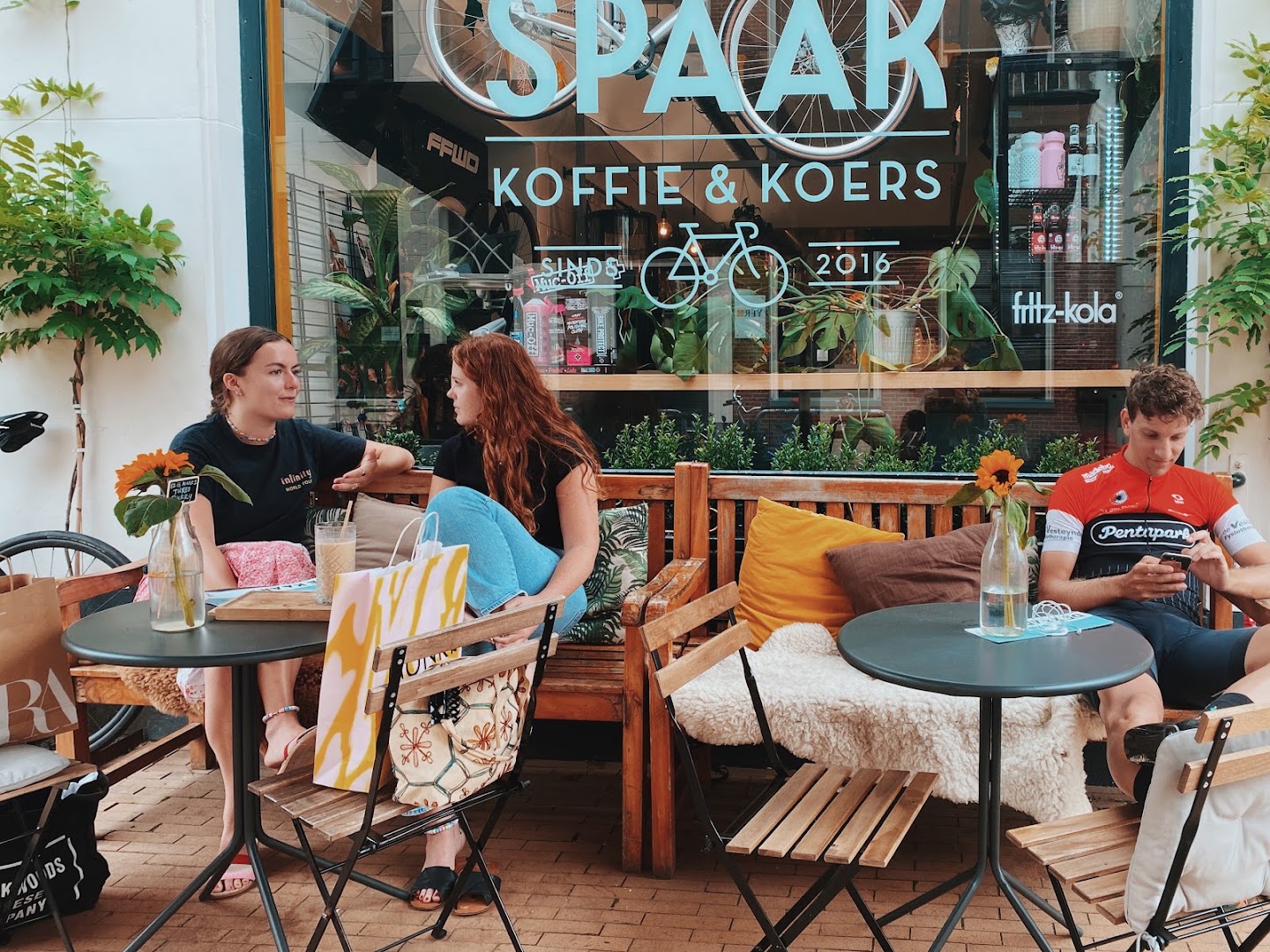 Spaak: inviting atmosphere and clear branding