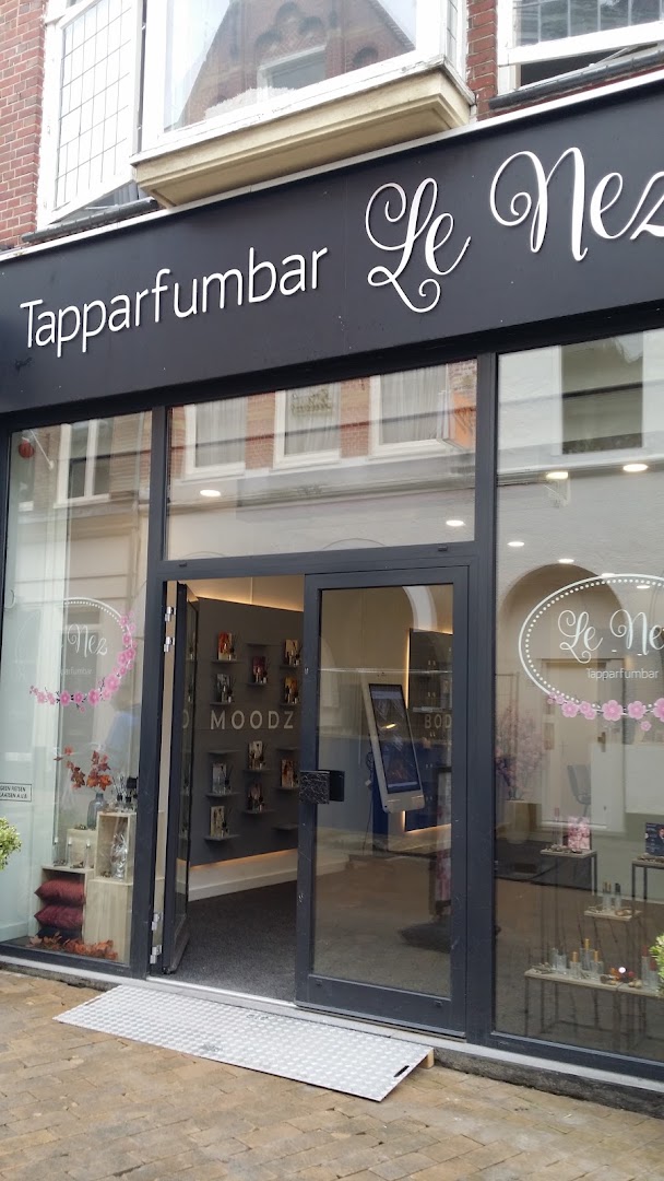 Tapparfumbar Le Nez: clear storefront photo of shop
