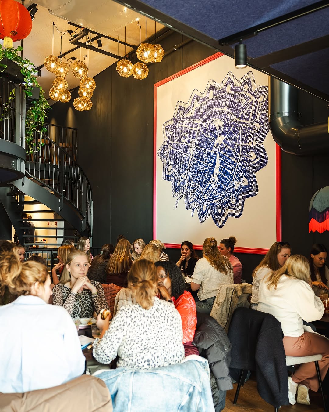 Wijck: vibrant restaurant atmosphere