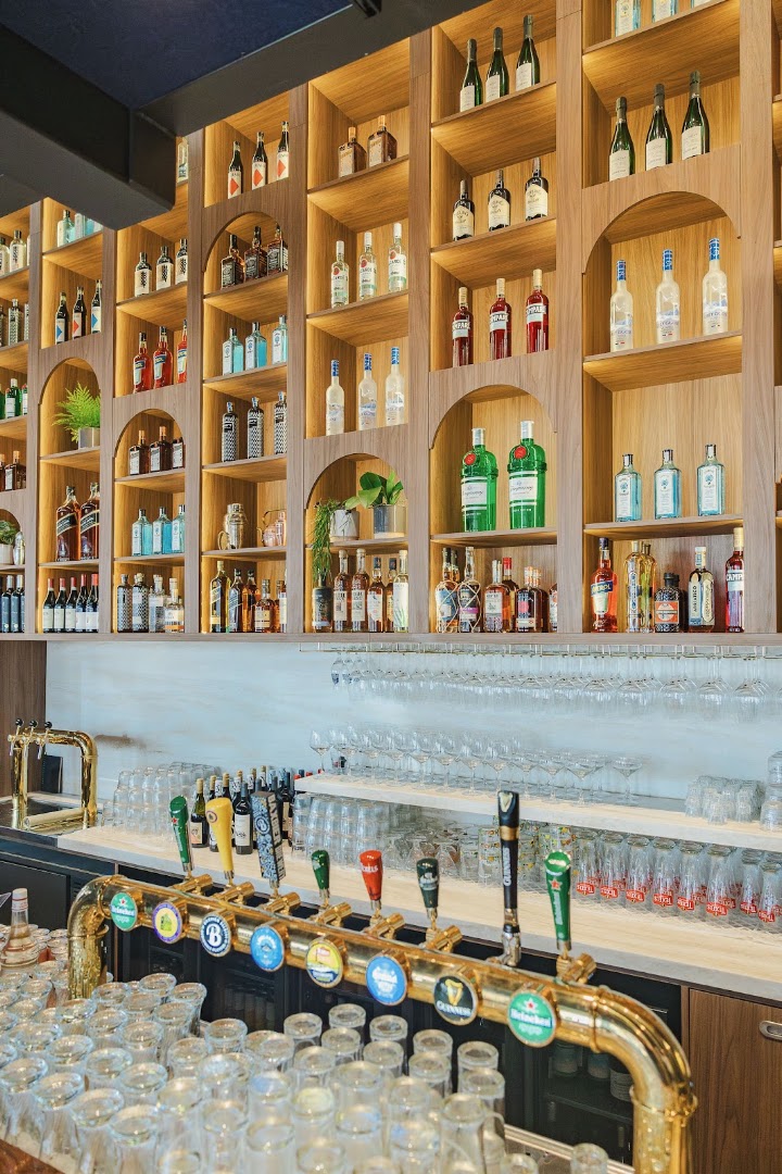 Wijck: professional, high-quality bar interior photo