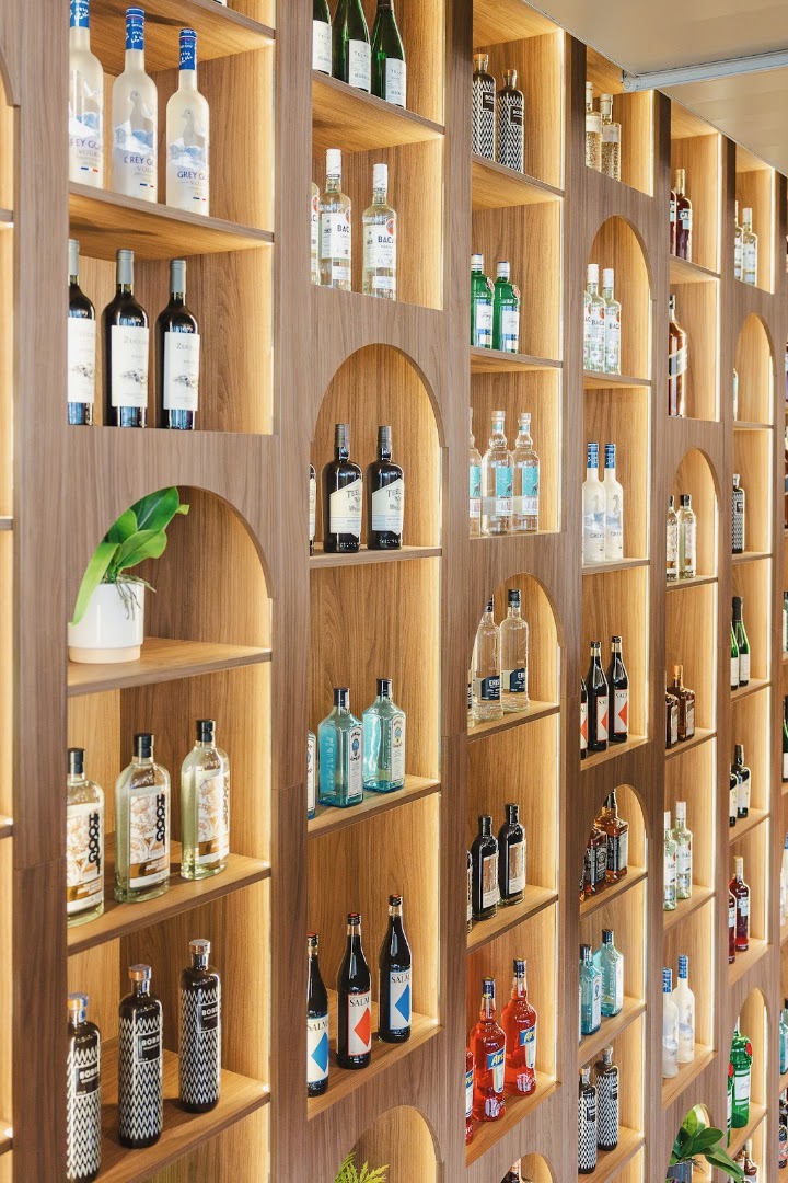 Wijck: professional interior bar display photo