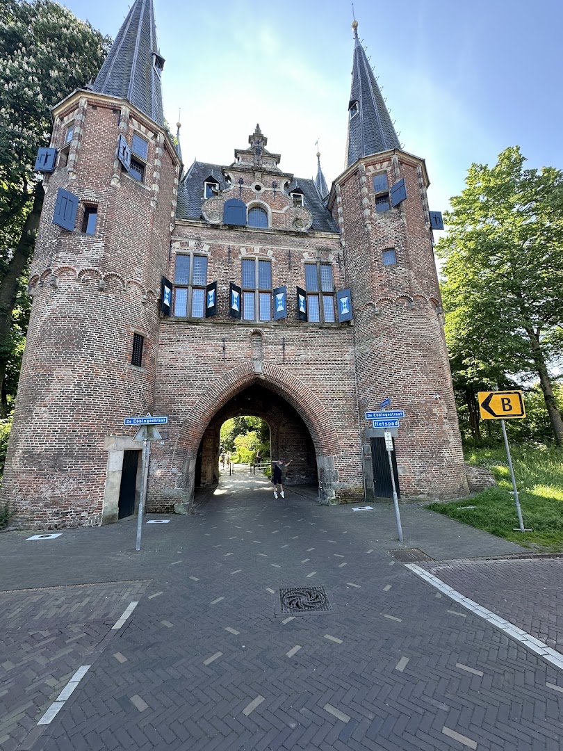 Stedelijk Museum Kampen: clear photo of historic exterior