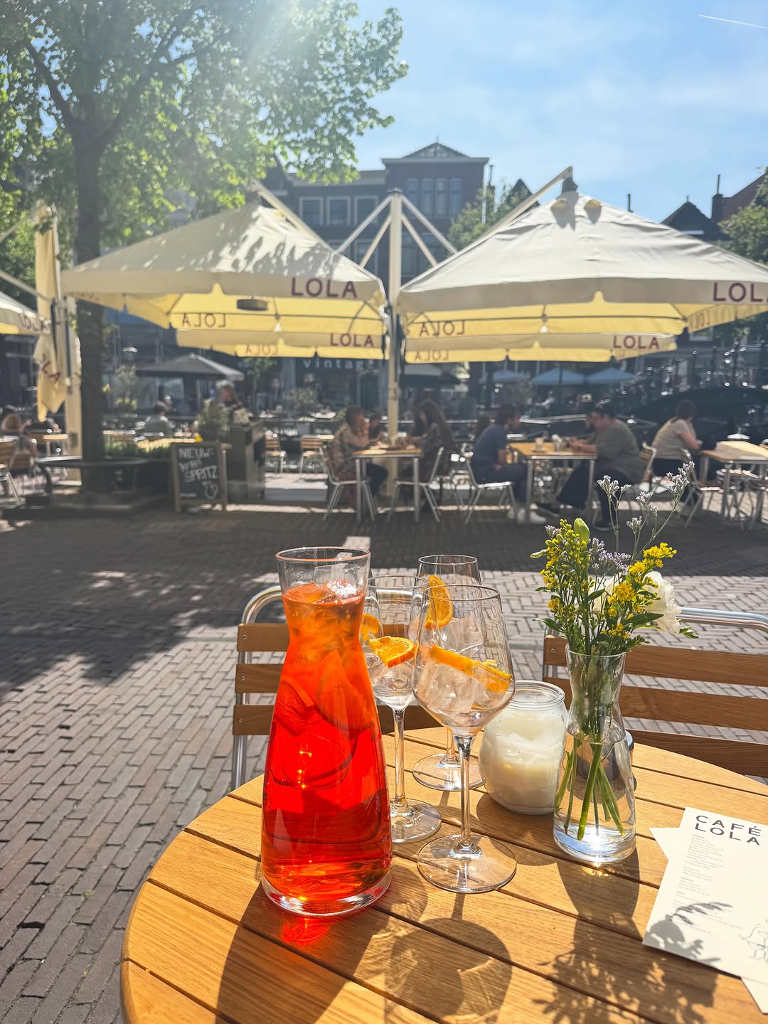 Café Lola: inviting terrace atmosphere and drinks