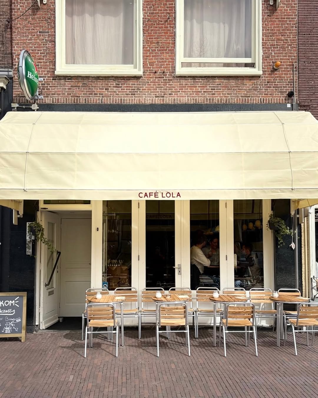 Café Lola: clear, inviting exterior shot
