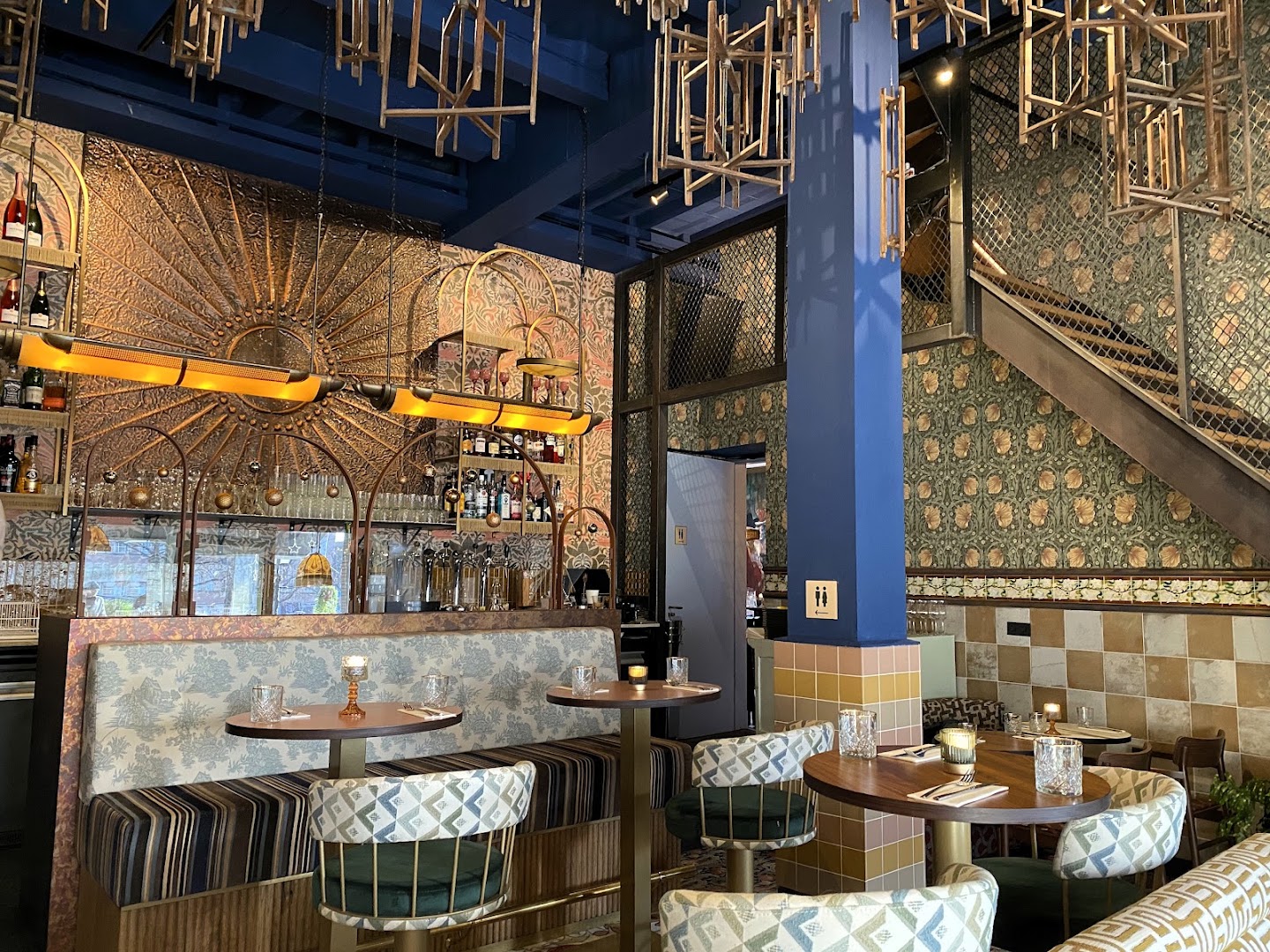 Café Toulouse: high quality interior atmosphere shot