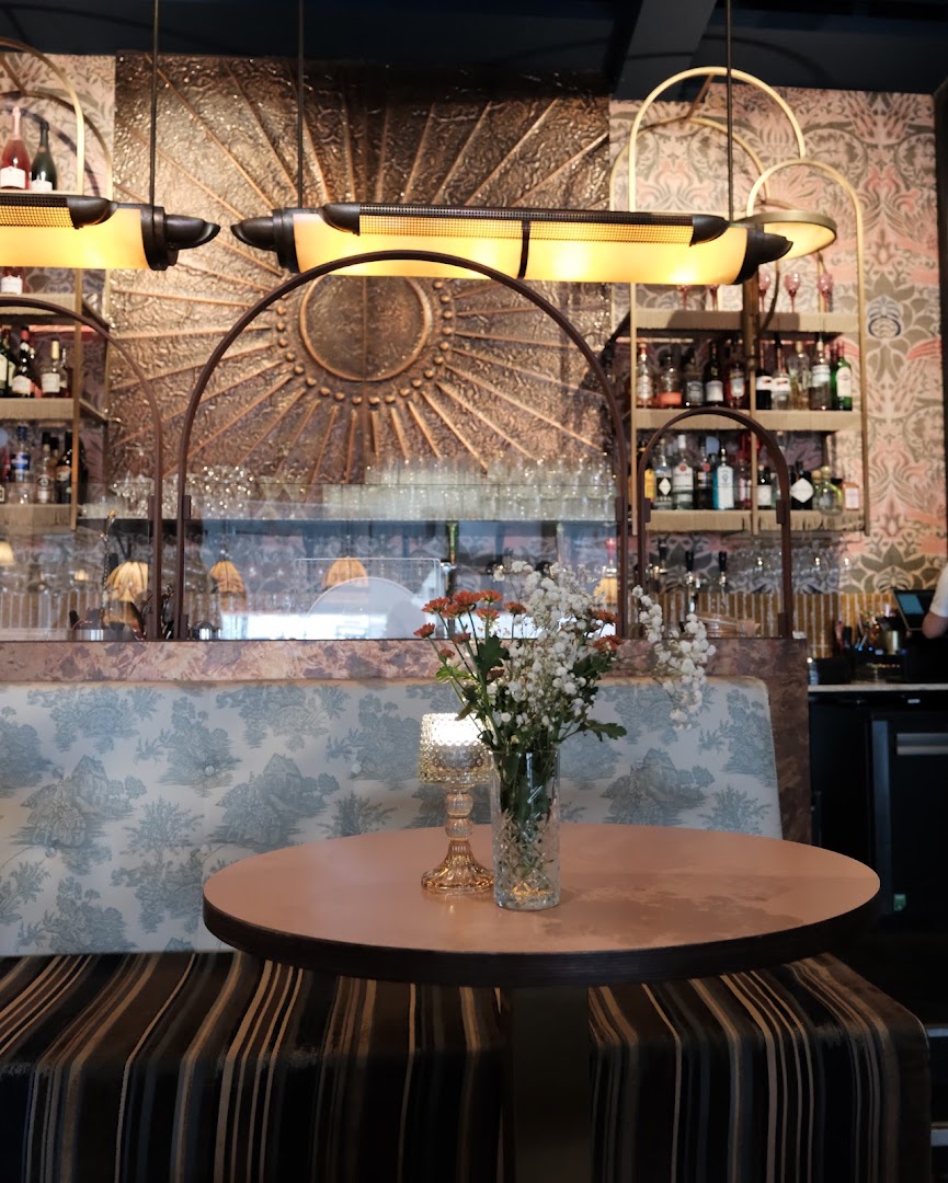 Café Toulouse: inviting and high-quality interior shot