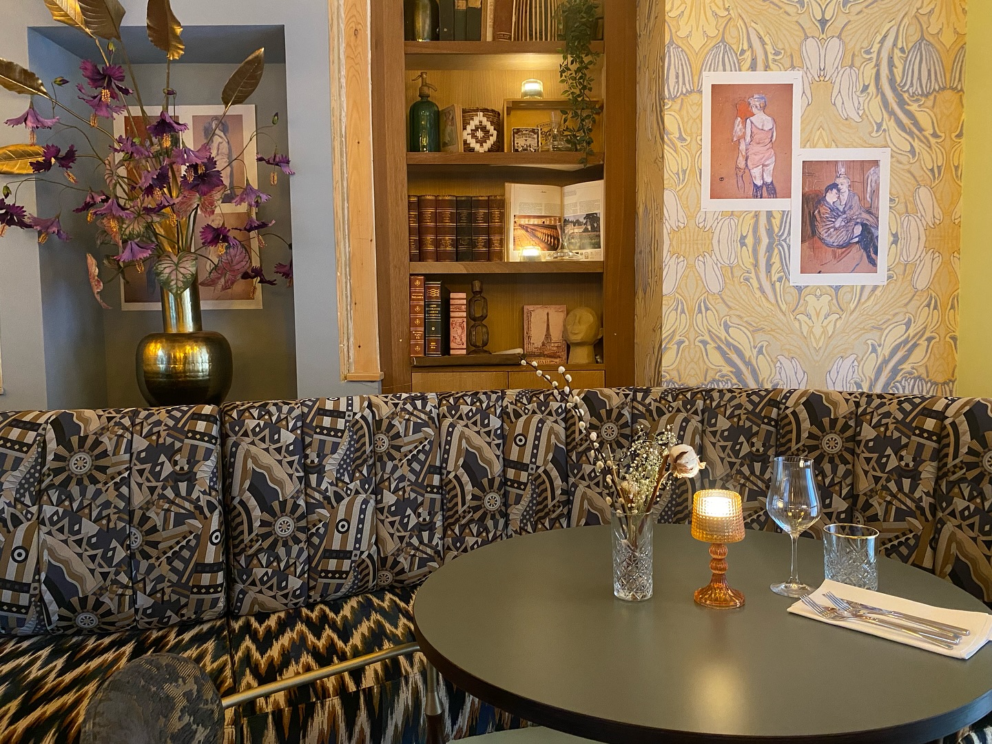 Café Toulouse: attractive and inviting restaurant interior