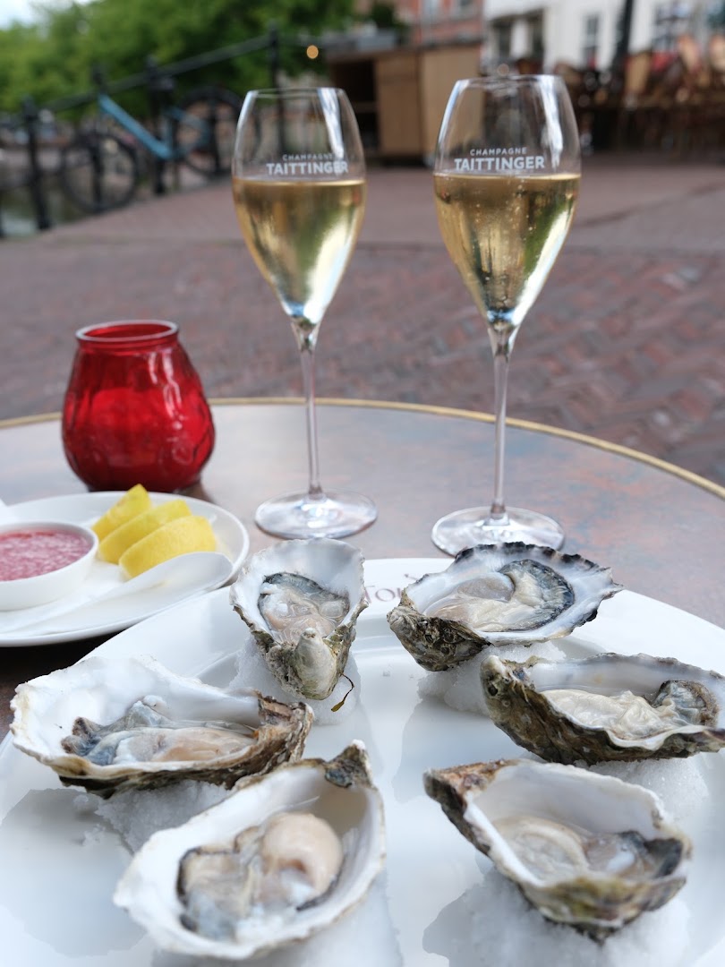 Café Toulouse: appetizing food and drink presentation