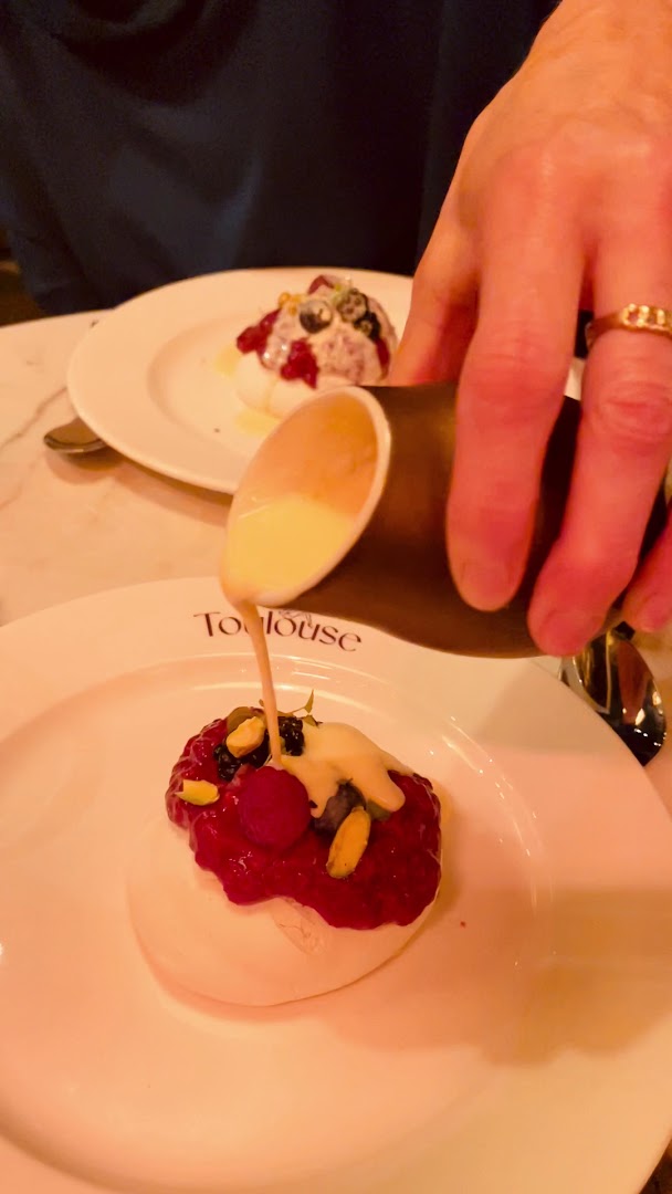 Café Toulouse: appetizing food presentation and branding
