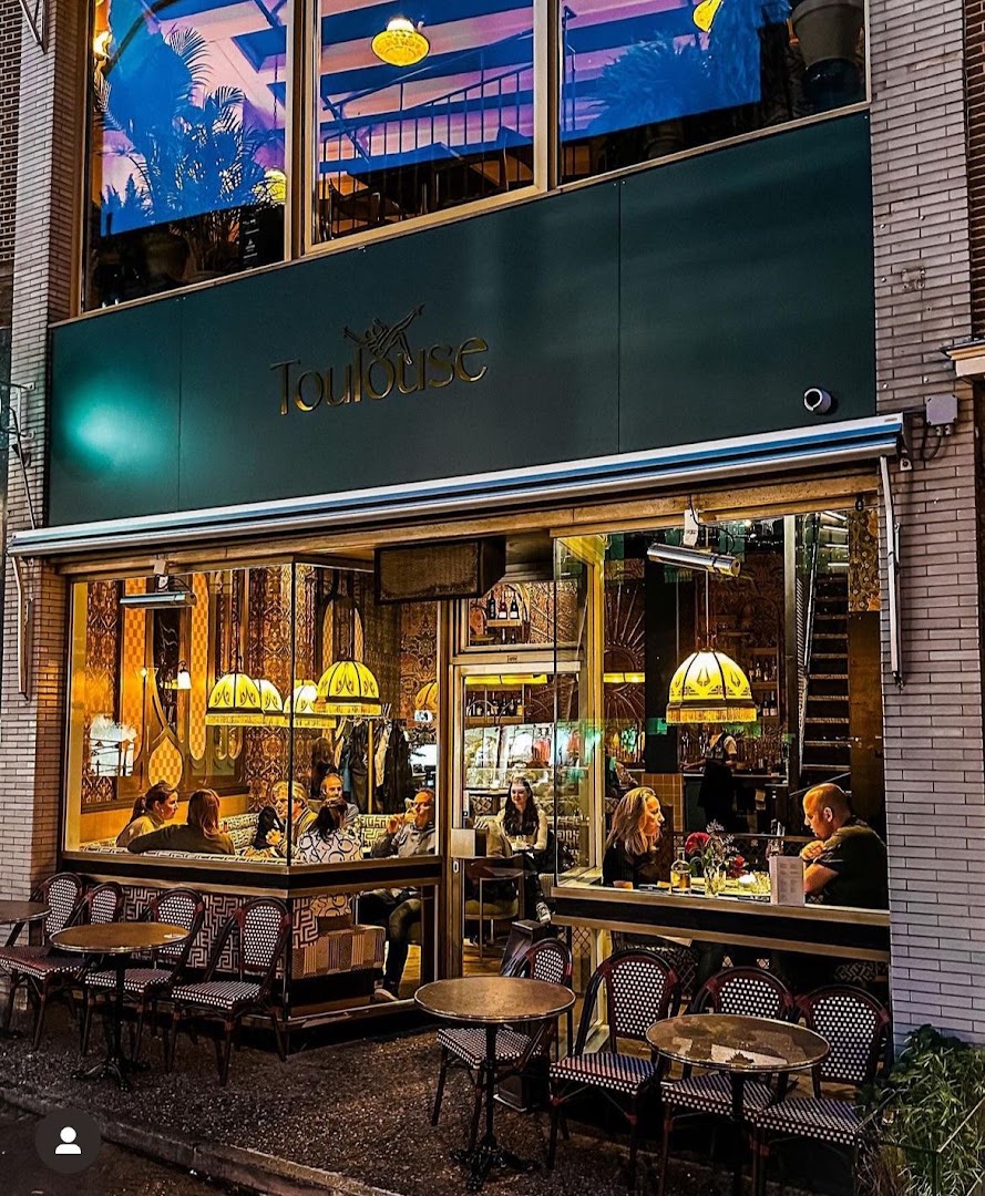 Café Toulouse: inviting, high-quality exterior atmosphere shot