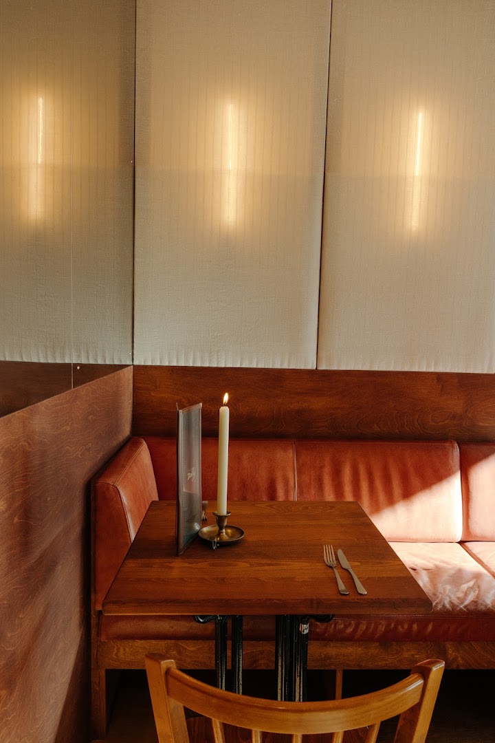 Eetcafé Dolly: attractive and professional interior shot