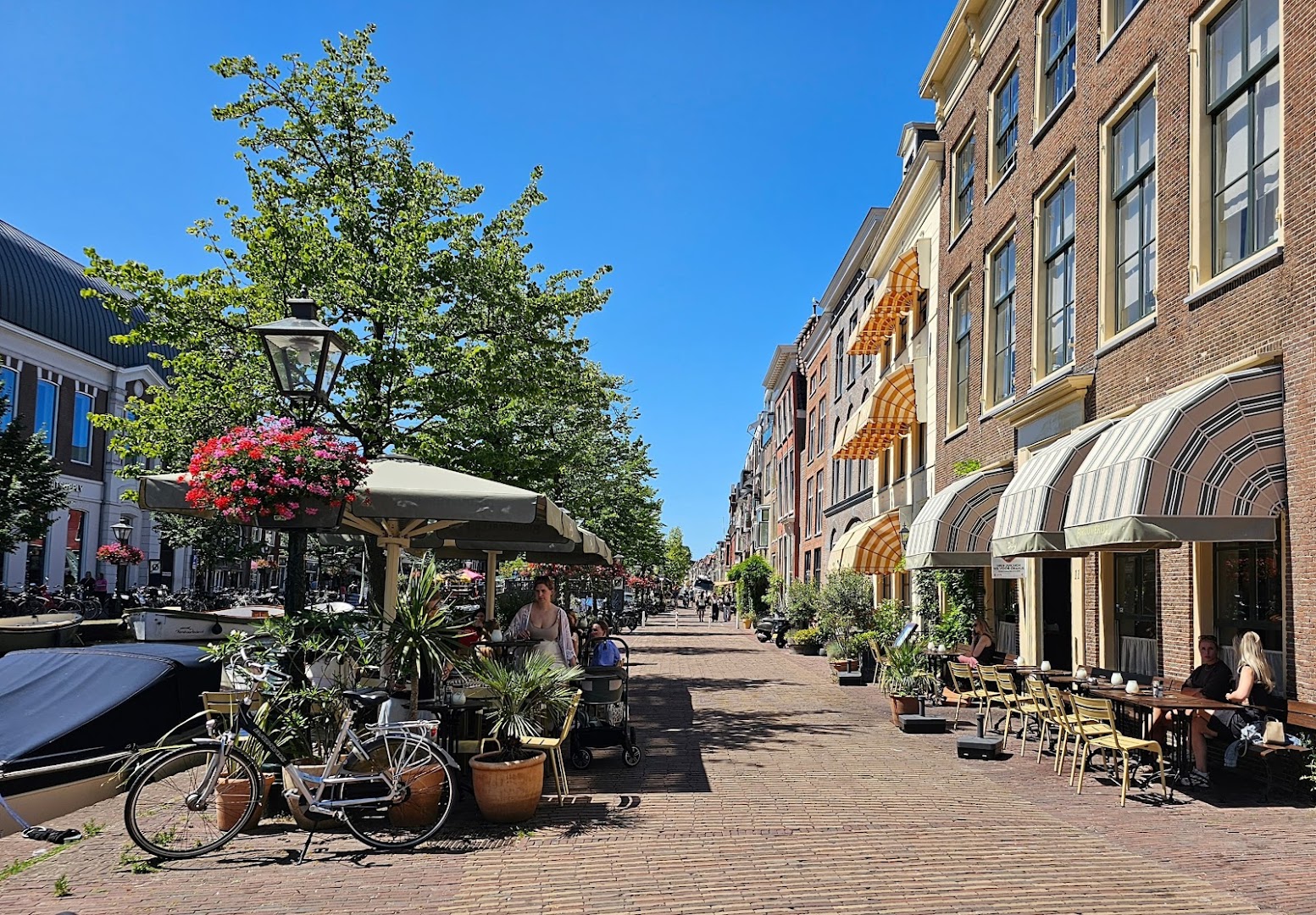 Eetcafé Dolly: attractive terrace and street atmosphere