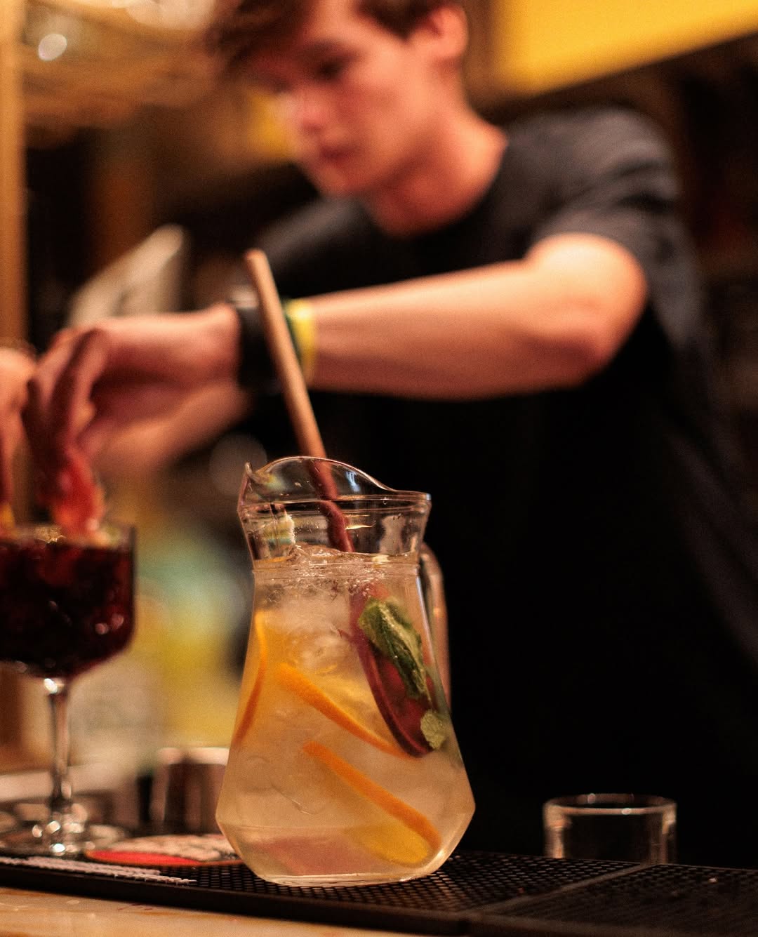Los Cosmos: professional shot of drink preparation