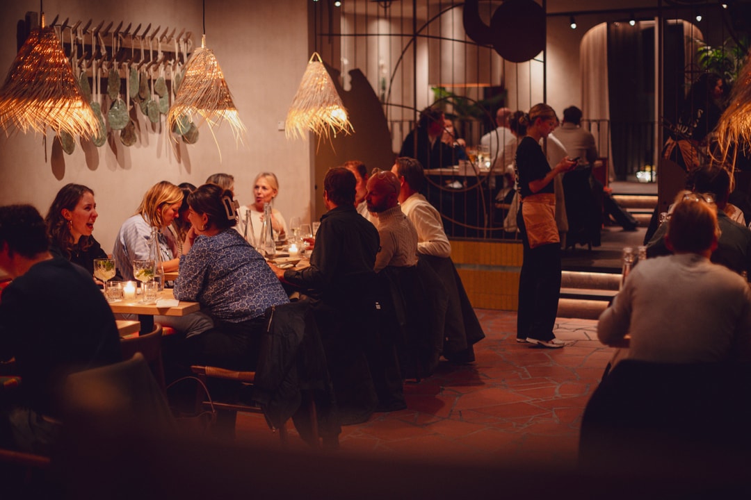 Los Cosmos: inviting atmosphere with happy guests
