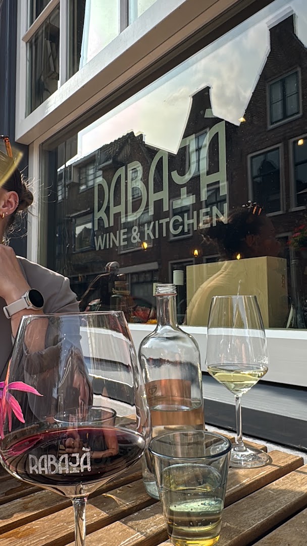 Rabajà: inviting atmosphere with branded glassware