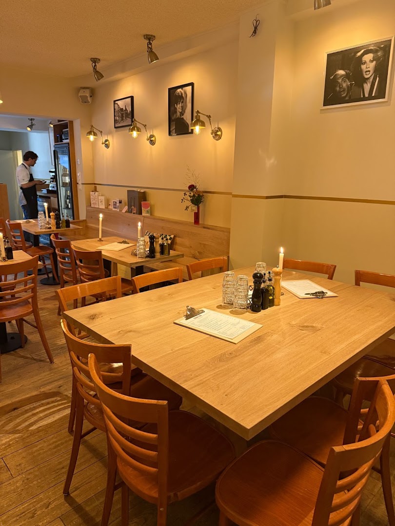 Spaghetteria: inviting restaurant interior atmosphere