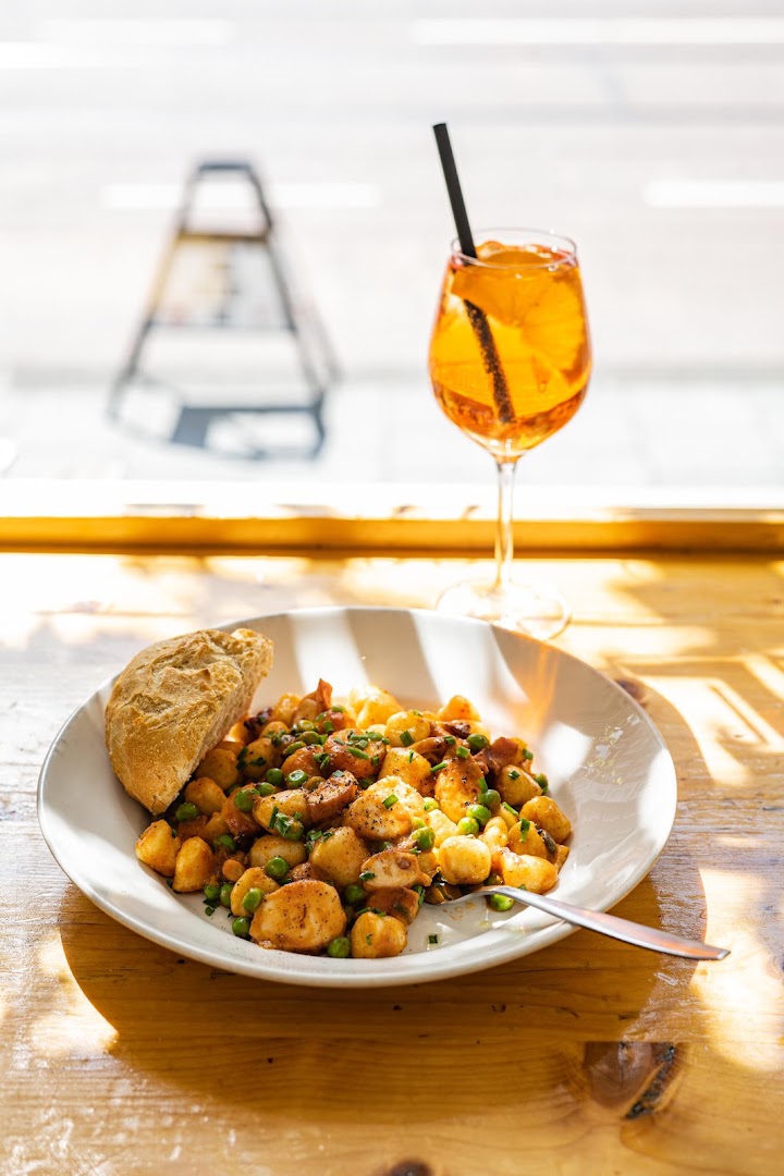 Spaghetteria: appetizing food photography with professional lighting