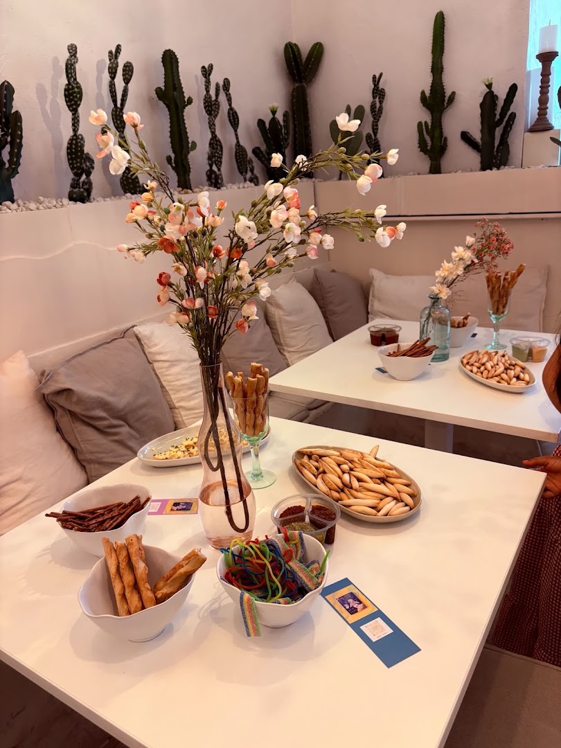 Table & Chairs: inviting atmosphere and food display