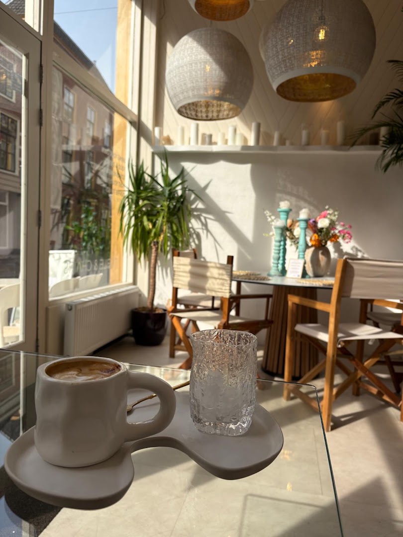 Table & Chairs: inviting atmosphere and quality composition