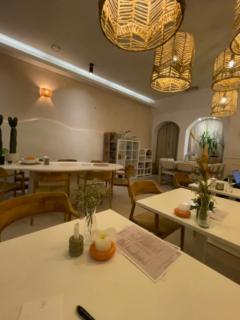 Table & Chairs: inviting and clear interior shot