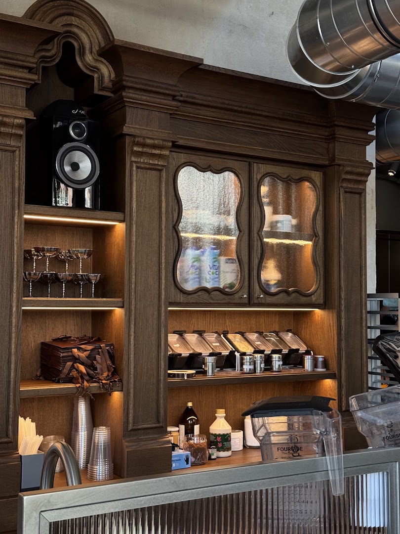 Caffè Josèt: high quality interior bar shot