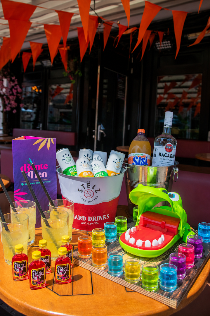 Bonte Hen: appealing display of bar drinks