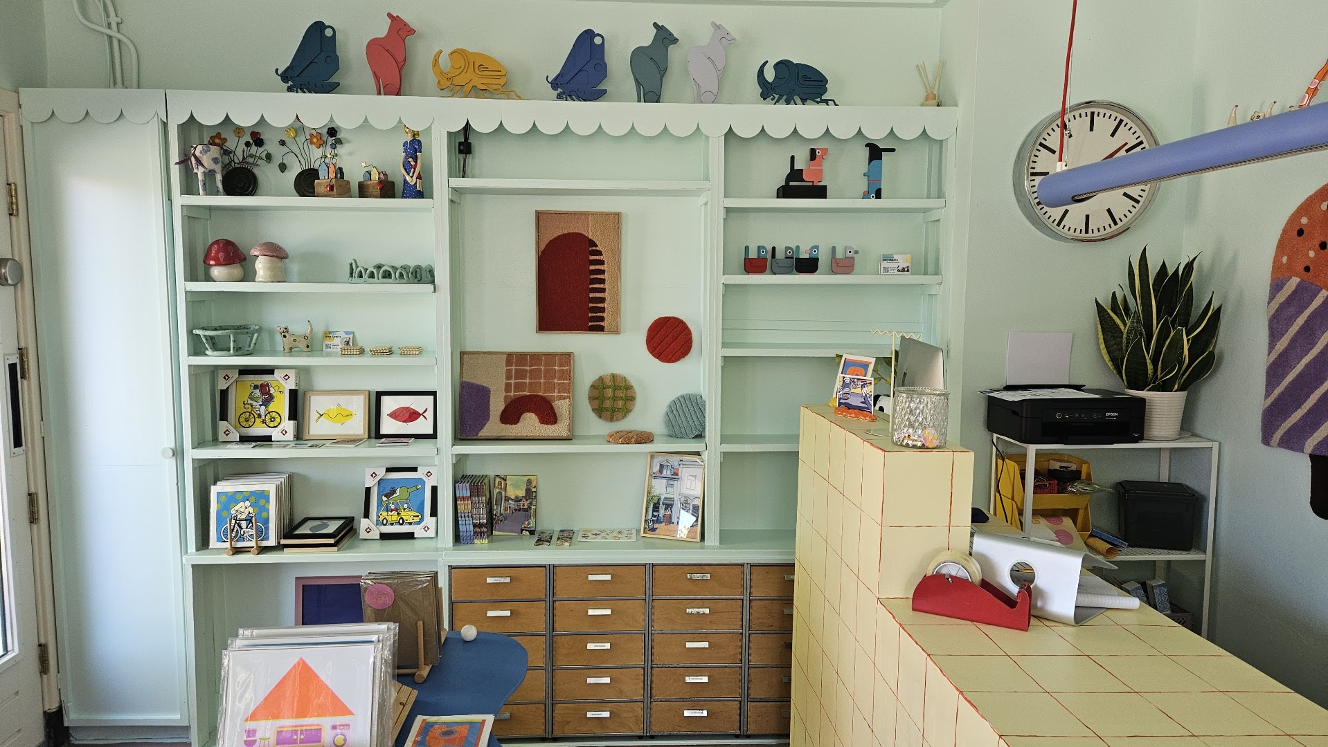 Ellnout: clear shop interior and products