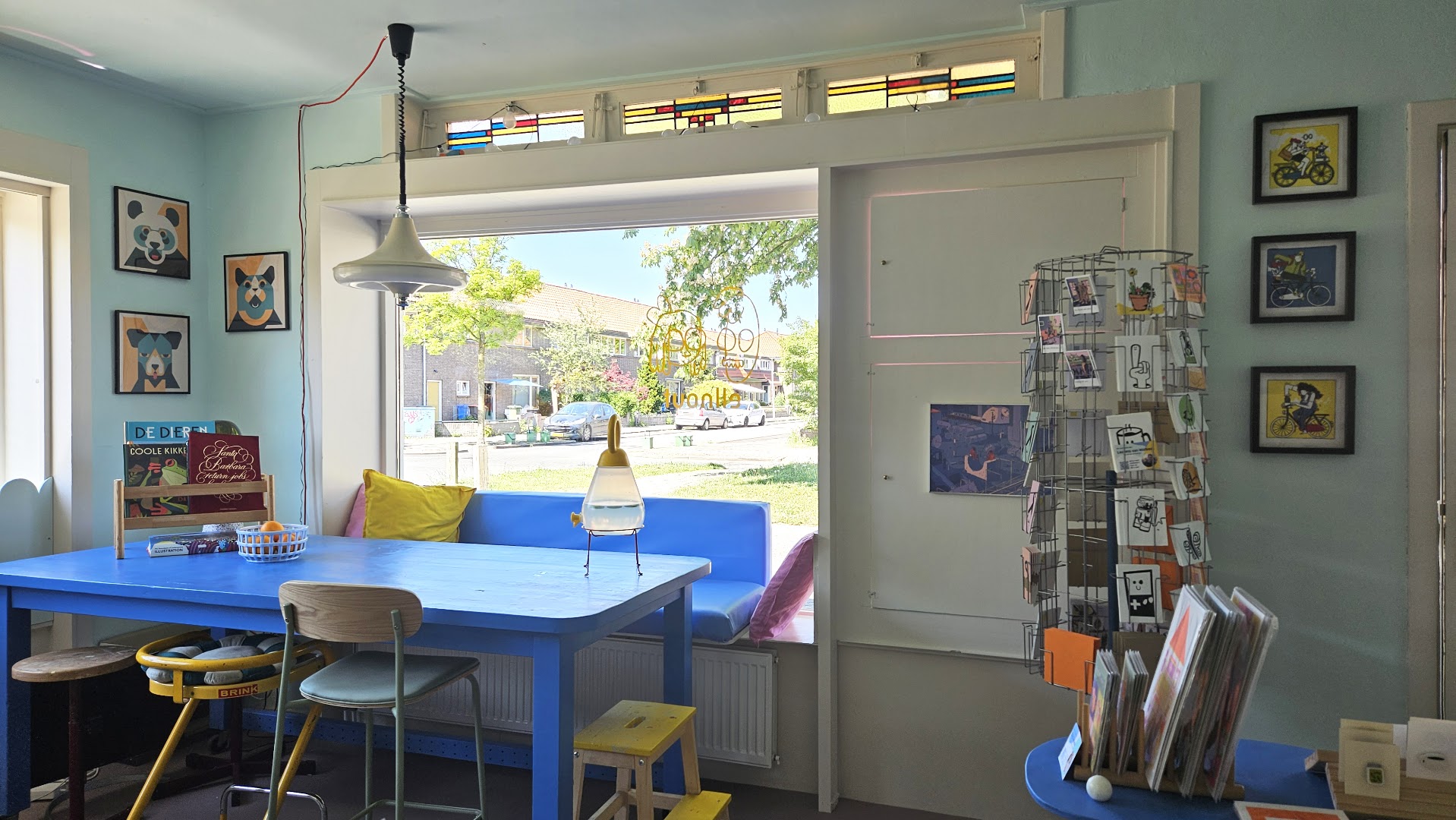 Ellnout: clear, inviting shop interior photo
