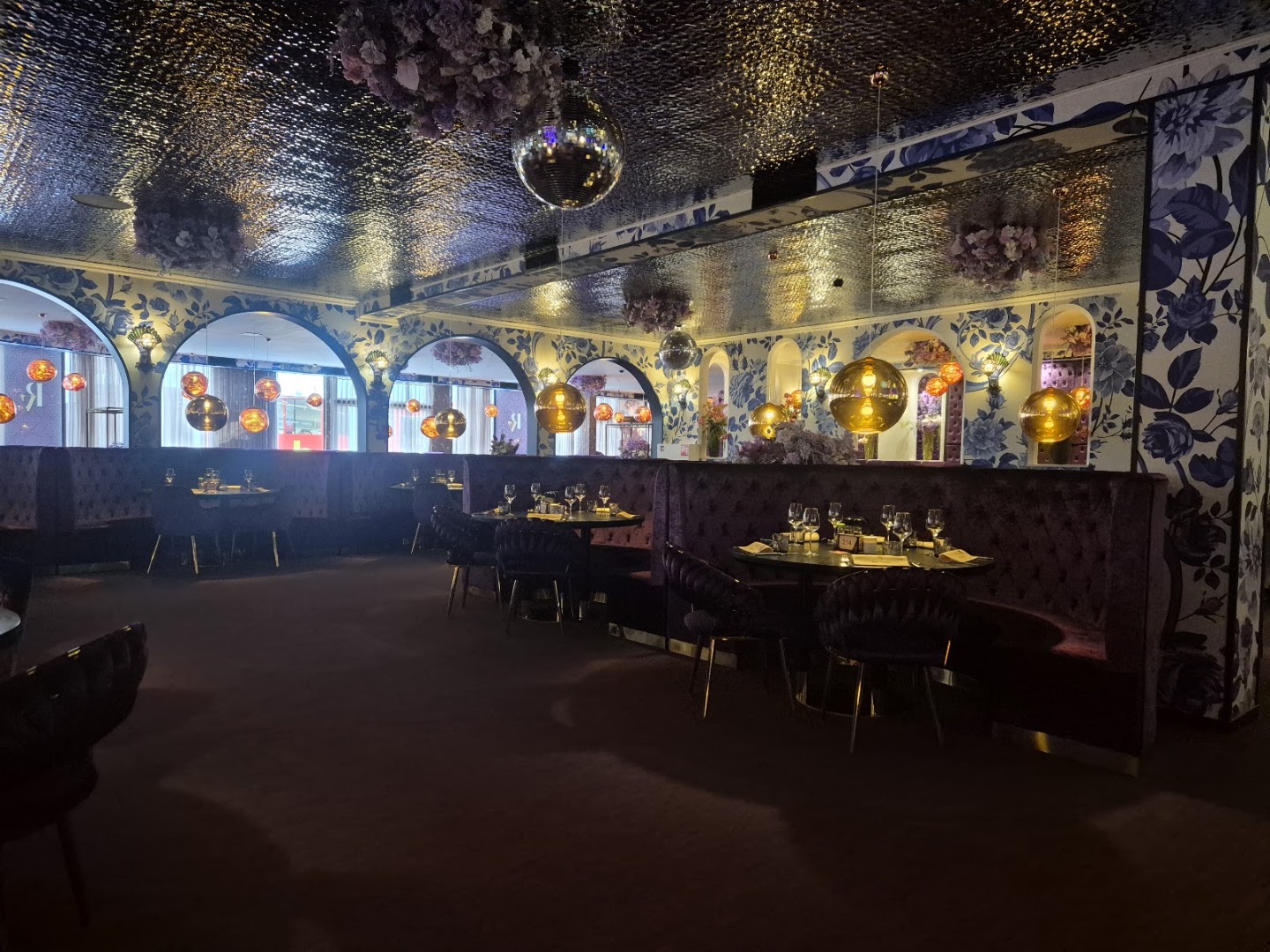 Petit Verdot: high quality interior atmosphere shot