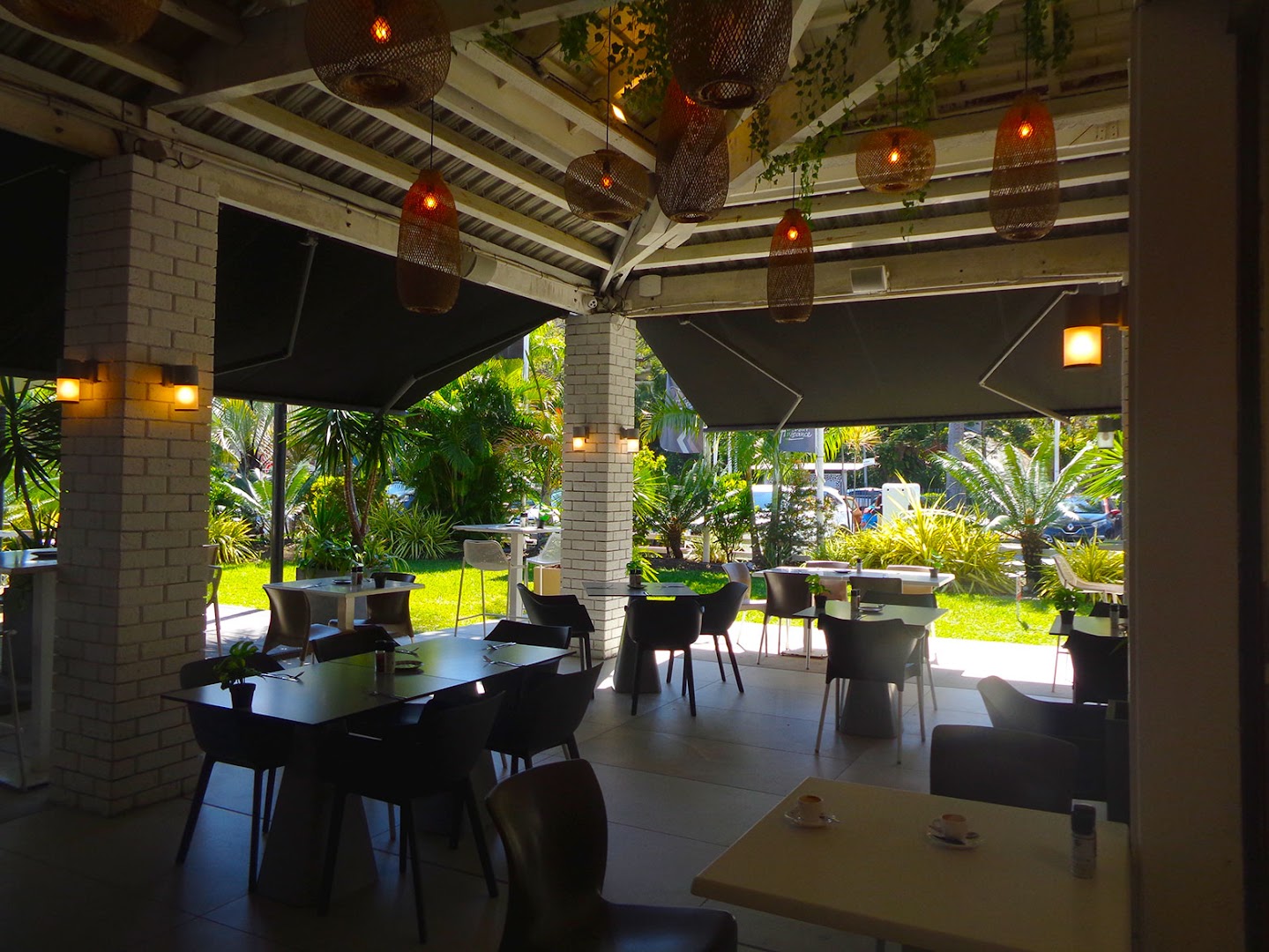 Brasserie Botaniste: inviting and well-lit restaurant terrace