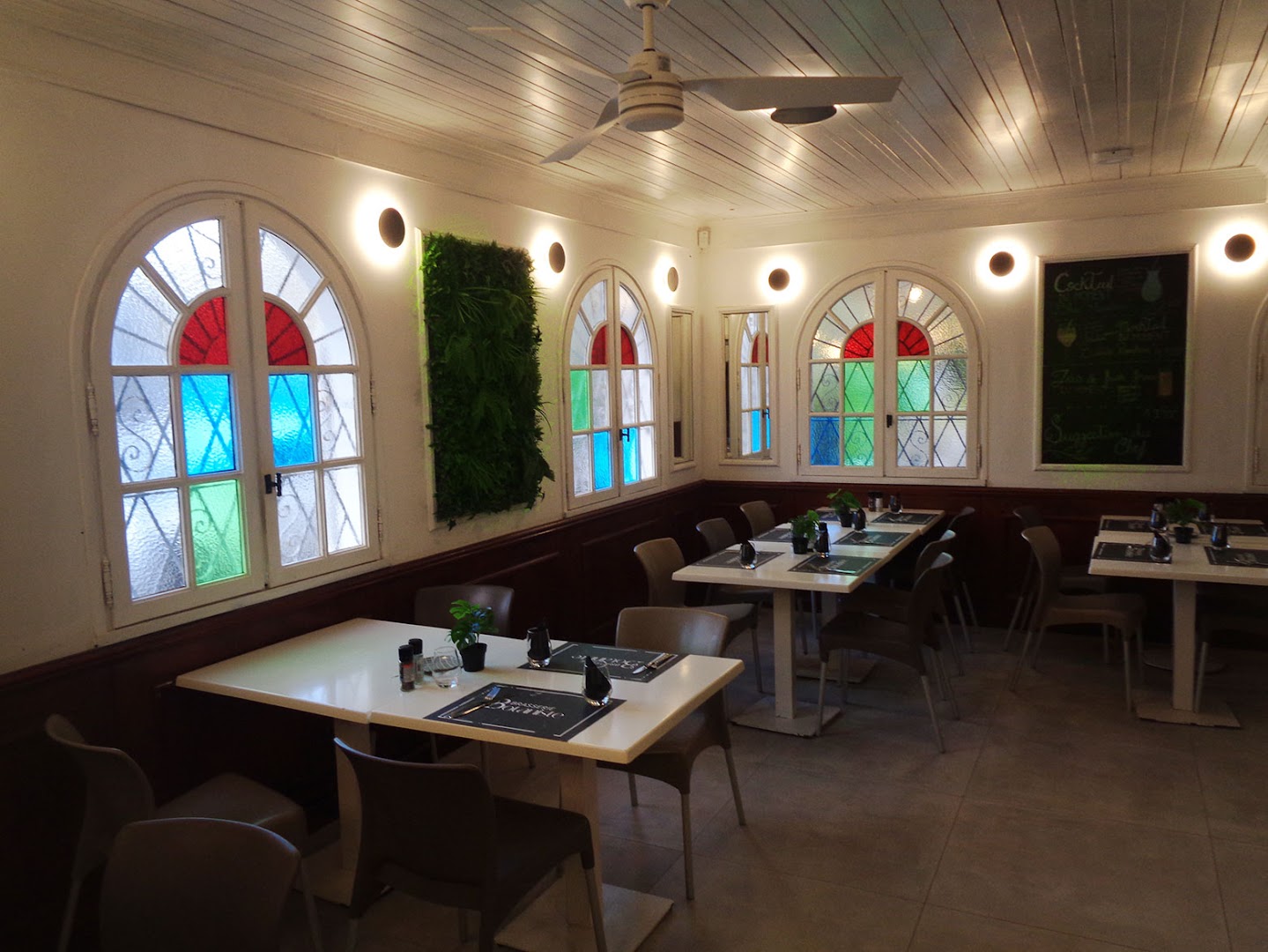 Brasserie Botaniste: clear shot of restaurant interior