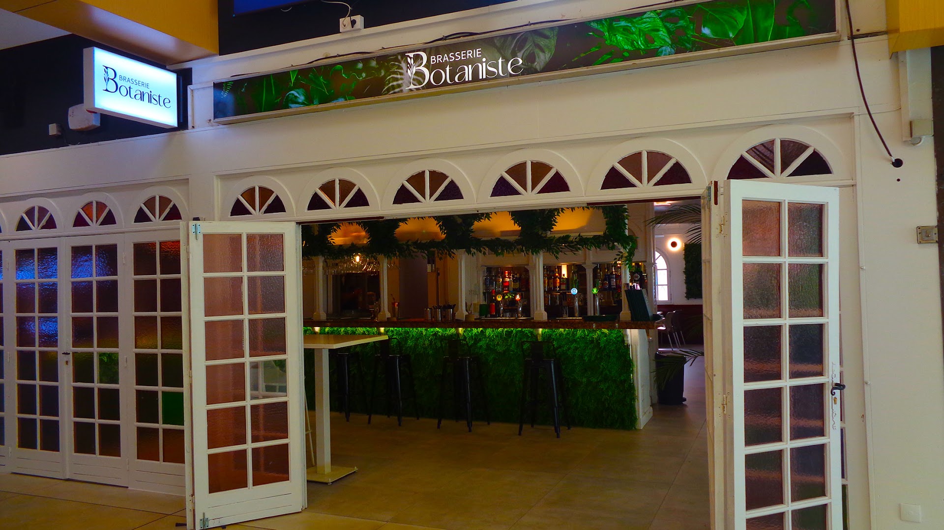 Brasserie Botaniste: clear view of restaurant exterior