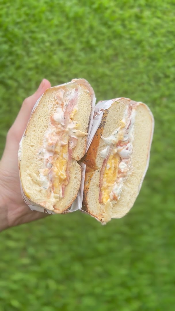 Daily Café - Bagels & Donuts: appetizing photo of breakfast bagel