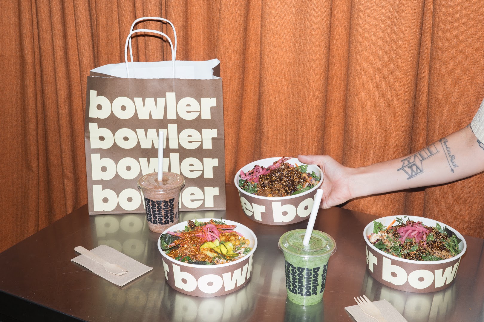 Bowler: appetizing food and clear branding